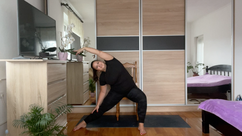Étirements avec une chaise